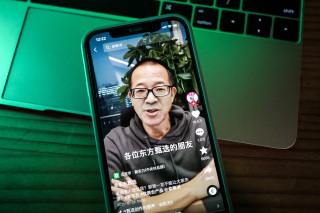 俞敏洪關(guān)閉抖音評論致東方甄選股價下跌，數(shù)字文化創(chuàng)意軟件開發(fā)的機遇與挑戰(zhàn)